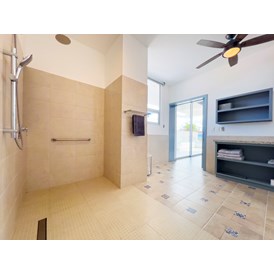 Rollstuhl-Urlaub: badezimmer, eingang - Casa Ubuntu