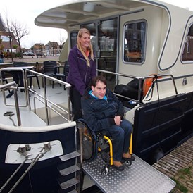 Rollstuhl-Urlaub: Der Deckenlifter der Sie an Land oder an Bord begeleitet in unterschiedlichen Höhen.  - Behindertengerechtes Motorschiff ARON zum selber fahren