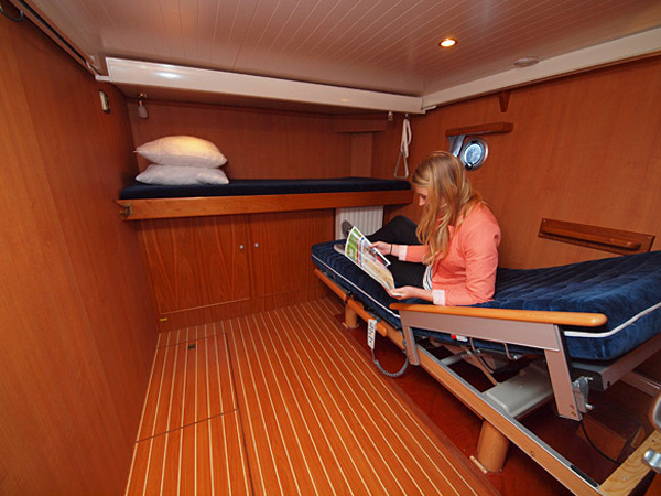 Rollstuhl-Urlaub: Rollikabine A mit verstellbarem Bett und Haltegriff - optionell mit Bettgitter - (mit Heizung oder Klimaanlage) - Behindertengerechtes Motorschiff ARON zum selber fahren