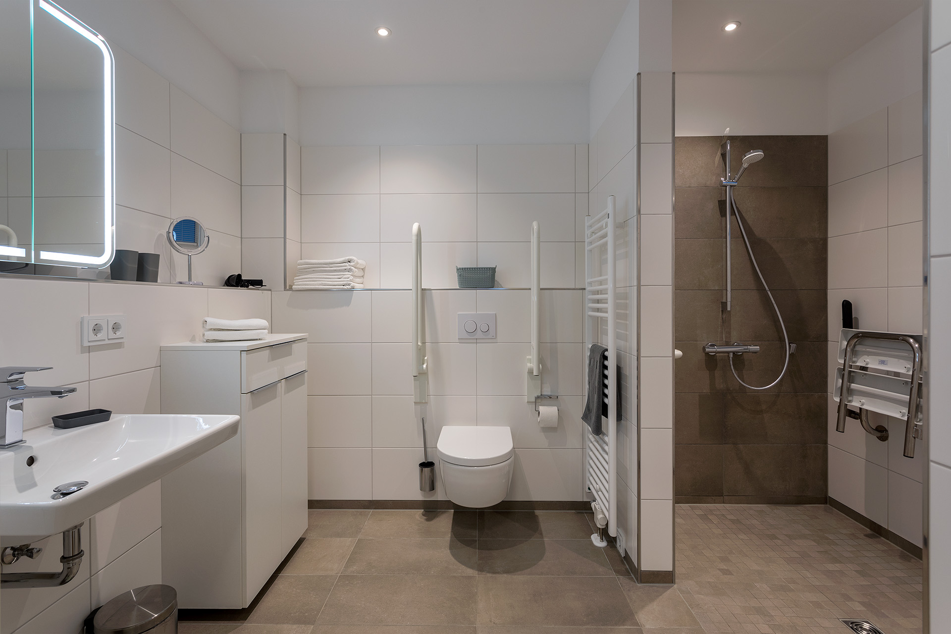 Rollstuhl-Urlaub: Badezimmer - SP 3 FW Eastside App. 3 Olpenitz