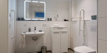 Rollstuhlgerechte Unterkunft - Pflegebett - Badezimmer - SP 3 FW Eastside App. 3 Olpenitz