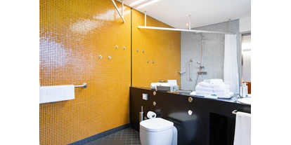 Rollstuhlgerechte Unterkunft - Pflegebett - Badezimmer - Hotel Windschur