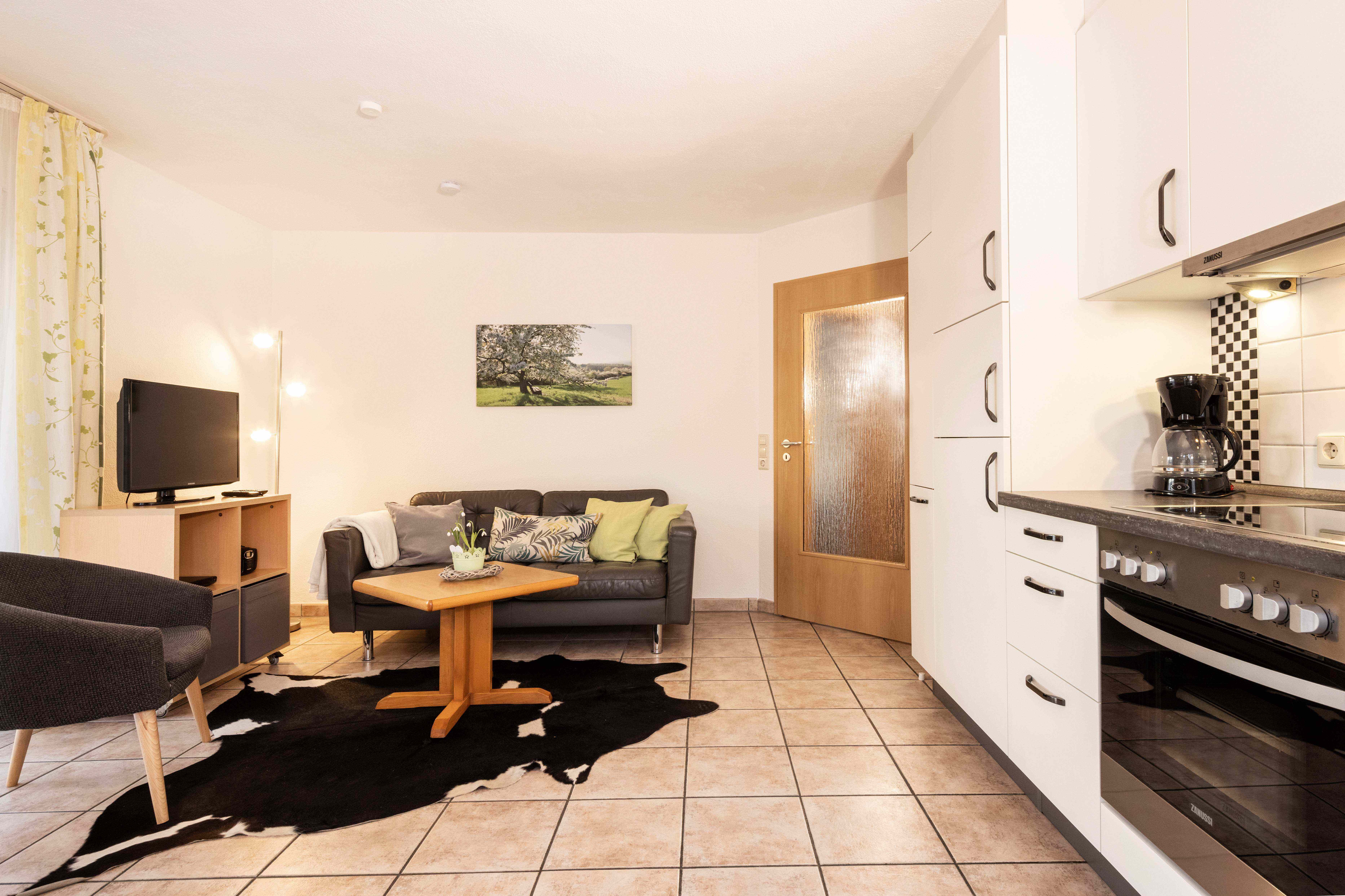 Rollstuhlgerechte Unterkunft - Unterkunftsart: Ferienwohnung - Baden-Württemberg - Küche und Wohnzimmer - Ferienhof Egger