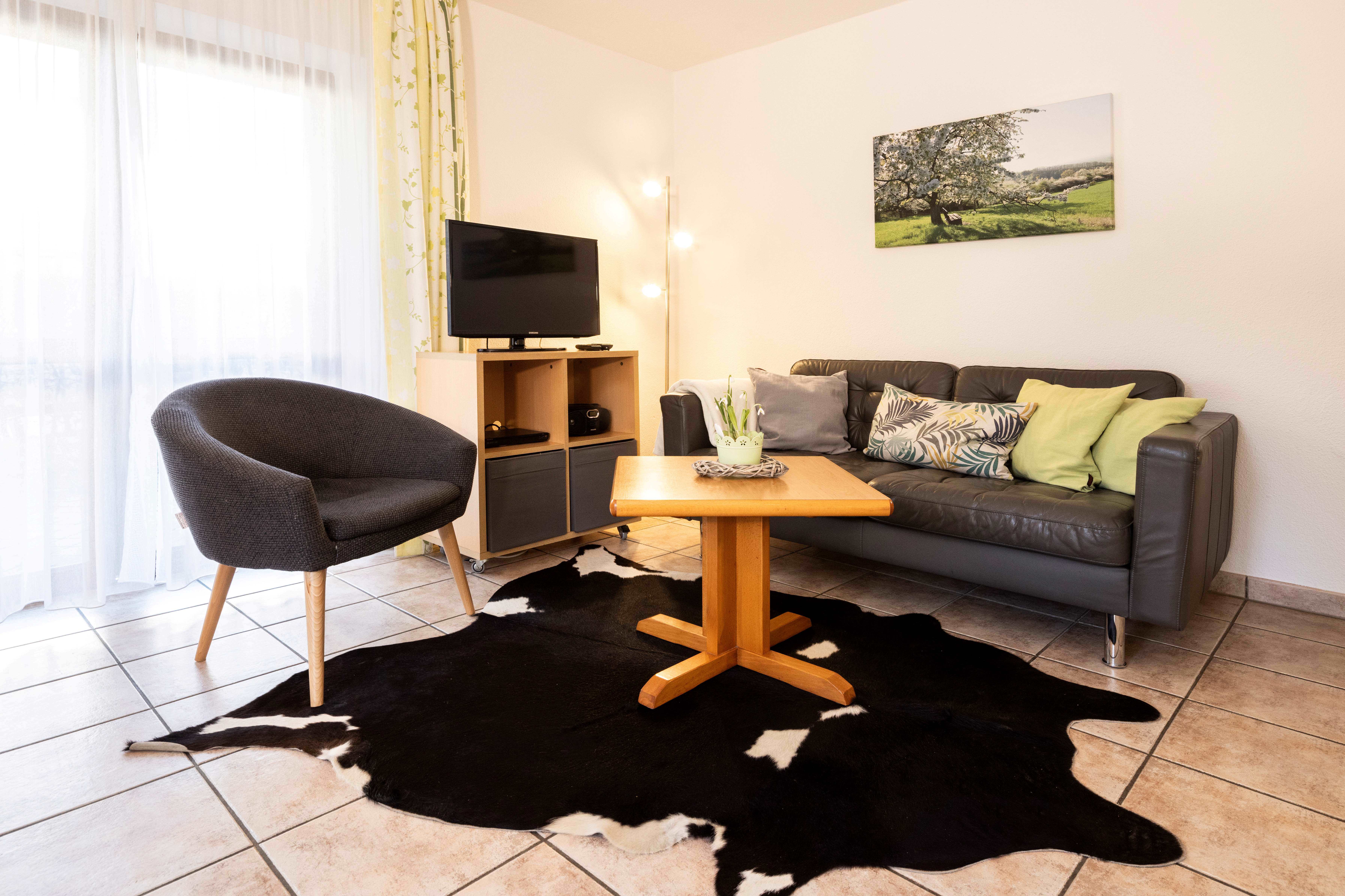 Rollstuhlgerechte Unterkunft - Unterkunftsart: Ferienwohnung - Baden-Württemberg - Wohnzimmer - Ferienhof Egger