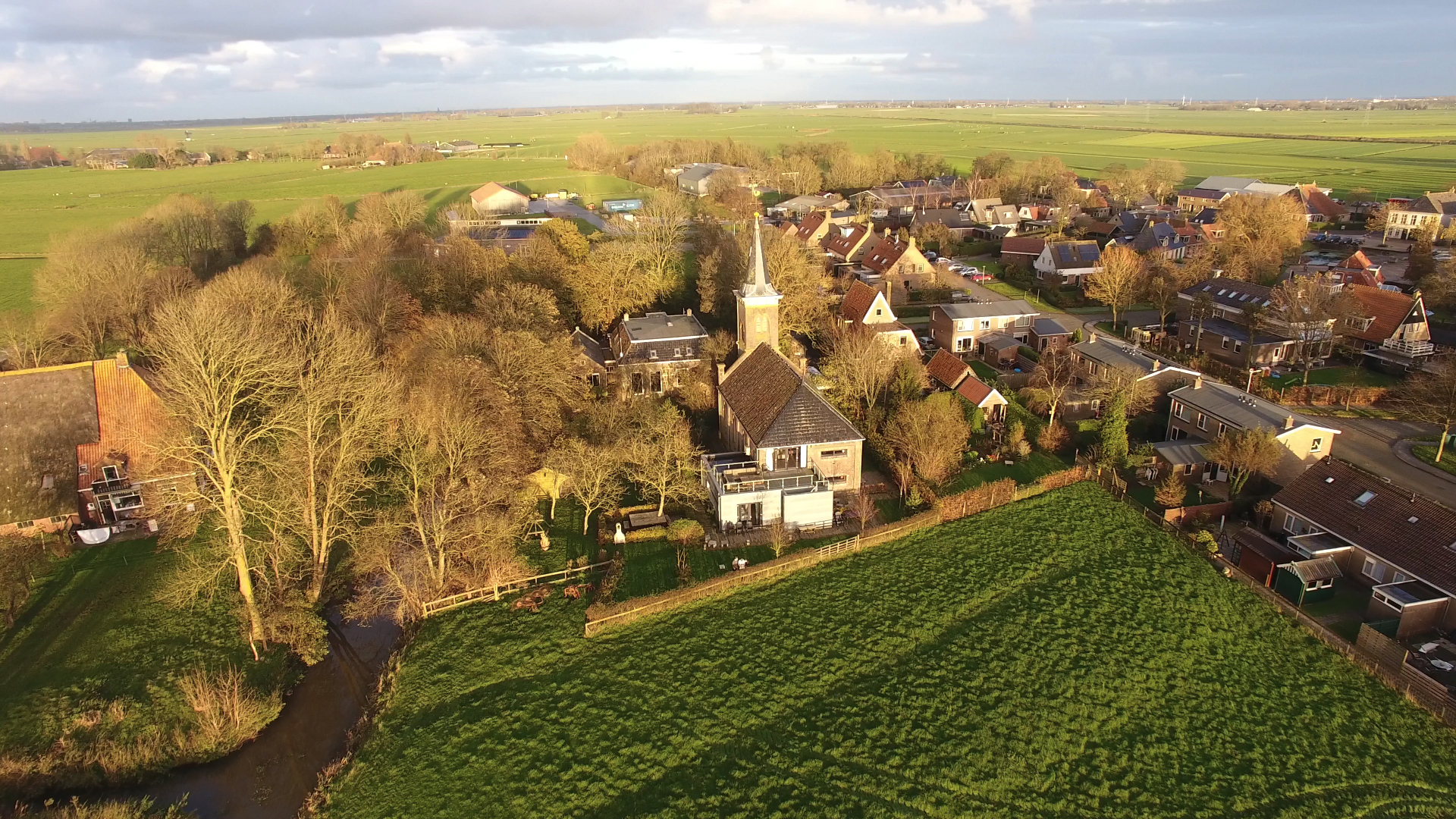 Rollstuhlgerechte Unterkunft - Das Ferienhaus in der alten Kirche befindet sich am Rande des Dorfes. - ievers yn Fryslân
