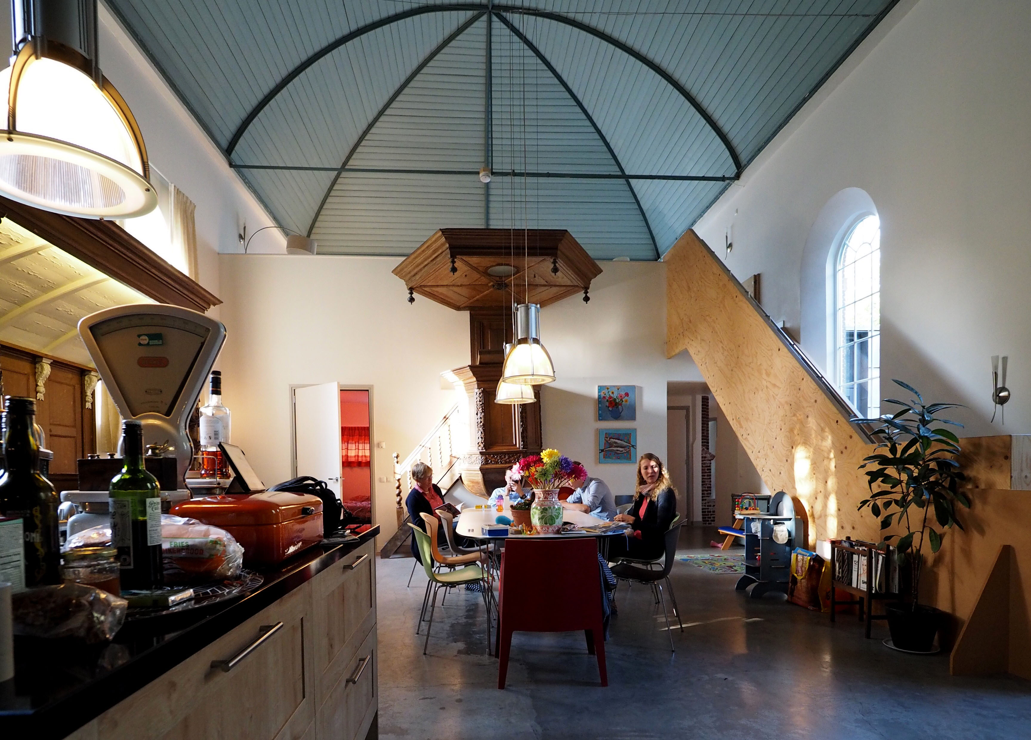 Rollstuhlgerechte Unterkunft - Der alte Kirchensaal wurde in ein gemütliches Wohnzimmer verwandelt. - ievers yn Fryslân