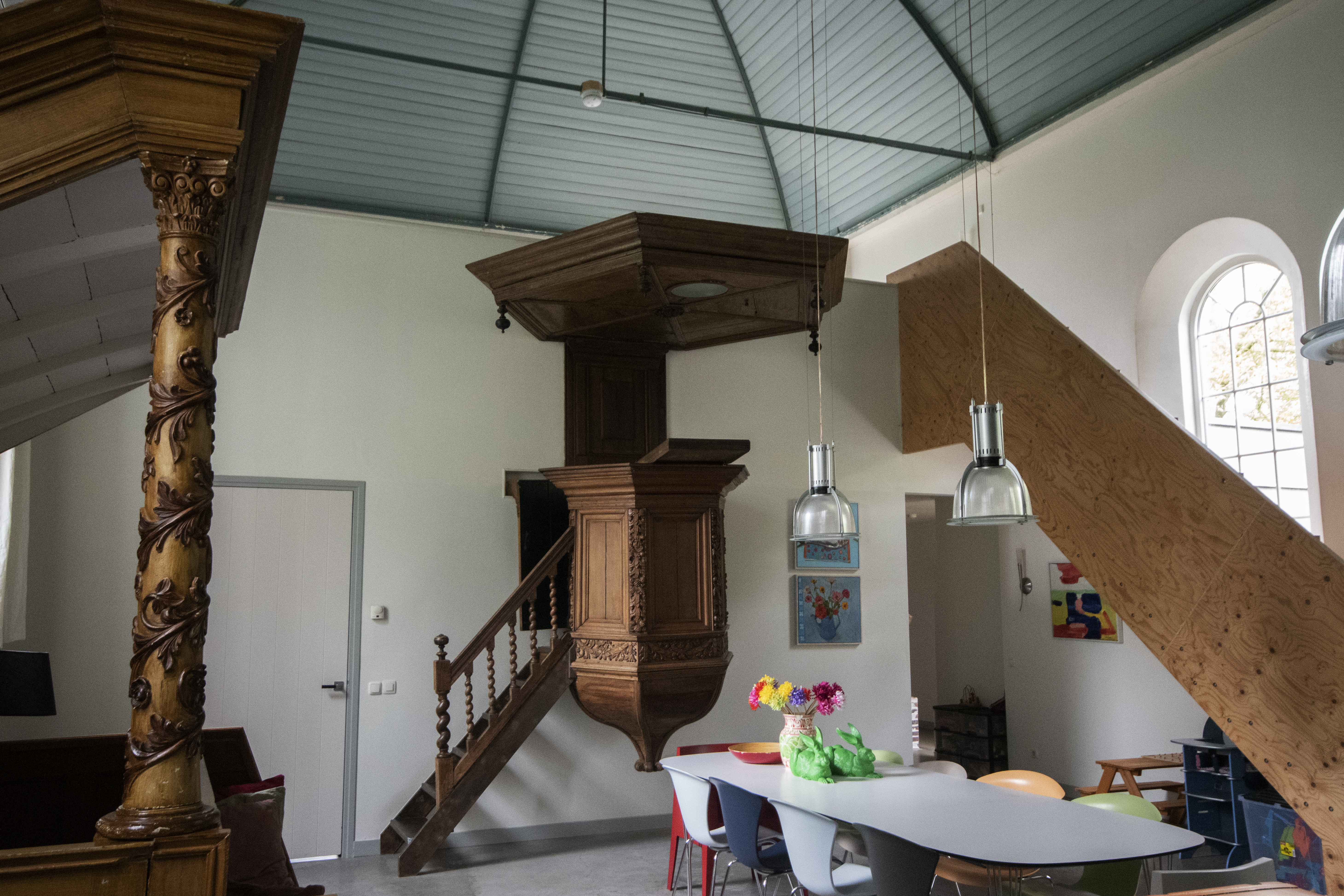 Rollstuhl-Urlaub: Eine große Treppe führt nach oben, egal ob man zu Fuß geht oder den Aufzug benutzt. - ievers yn Fryslân