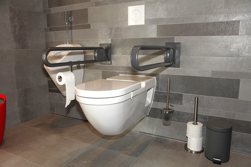Rollstuhl-Urlaub: Die Toilette mit Griffen ist für den Links- und Rechtsverkehr geeignet. - ievers yn Fryslân