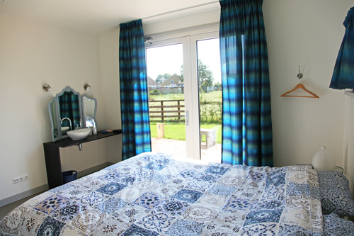 Rollstuhl-Urlaub: Das blaue Schlafzimmer hat ein bequemes Doppelbett, das auch als zwei schöne Einzelbetten genutzt werden kann. - ievers yn Fryslân