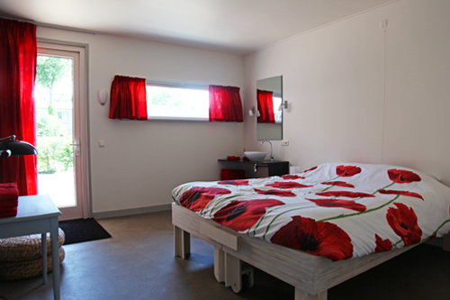 Rollstuhl-Urlaub: Das rote Schlafzimmer hat ein bequemes Doppelbett, das auch als zwei schöne Einzelbetten genutzt werden kann. - ievers yn Fryslân