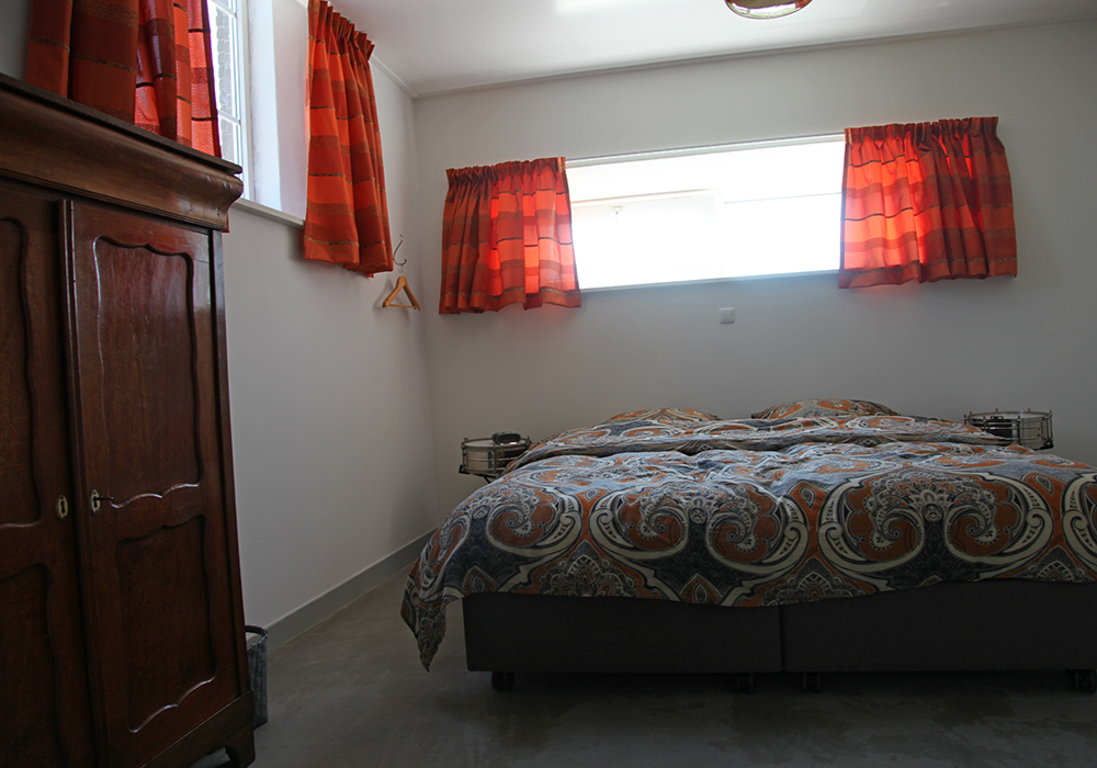 Rollstuhl-Urlaub: Das orangefarbene Schlafzimmer liegt direkt neben dem angepassten Badezimmer. - ievers yn Fryslân