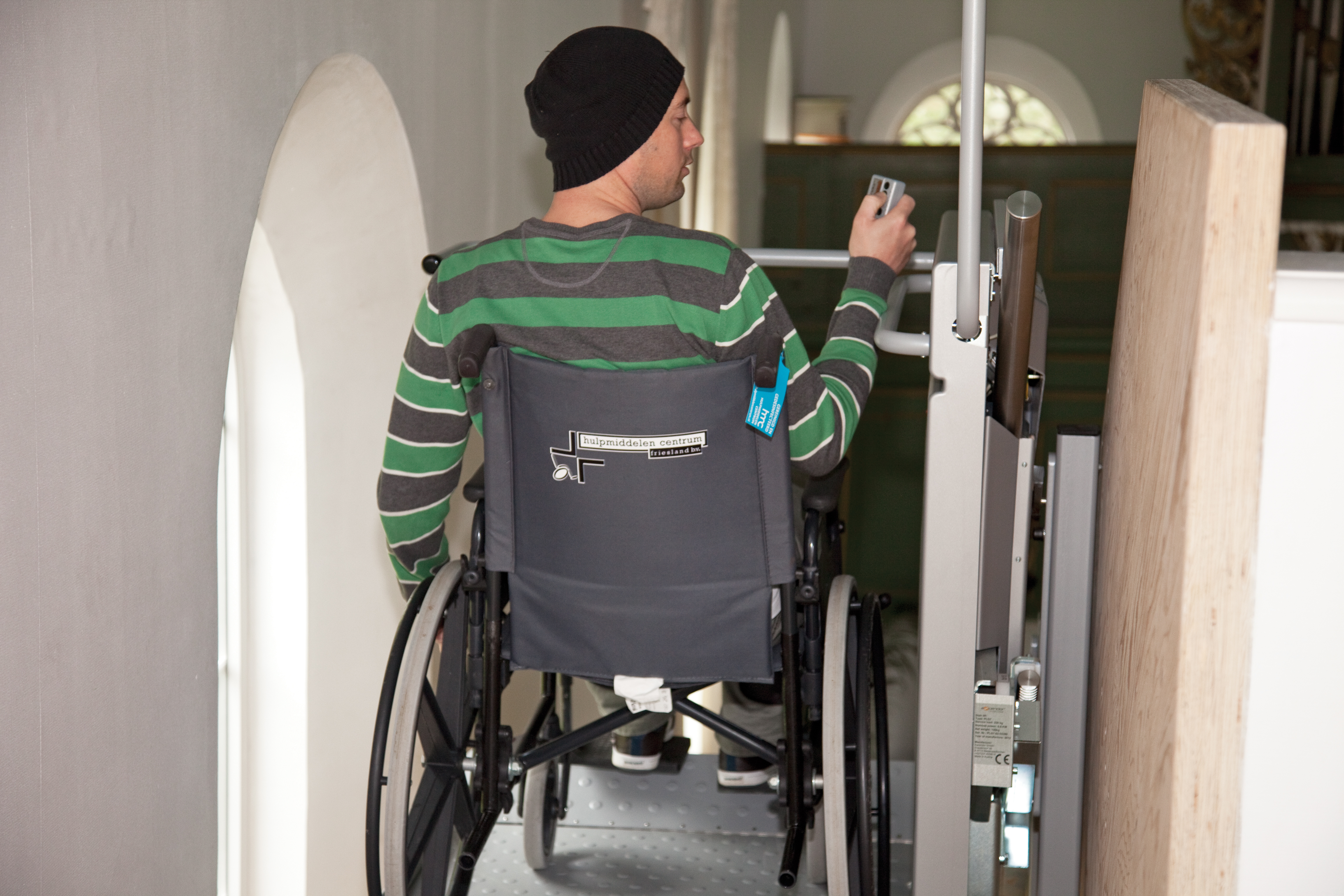 Rollstuhl-Urlaub: Um vom Wohnzimmer im Erdgeschoss zum Sitzbereich und zur Dachterrasse im ersten Stock zu gelangen, benutzen Sie den Aufzug. - ievers yn Fryslân