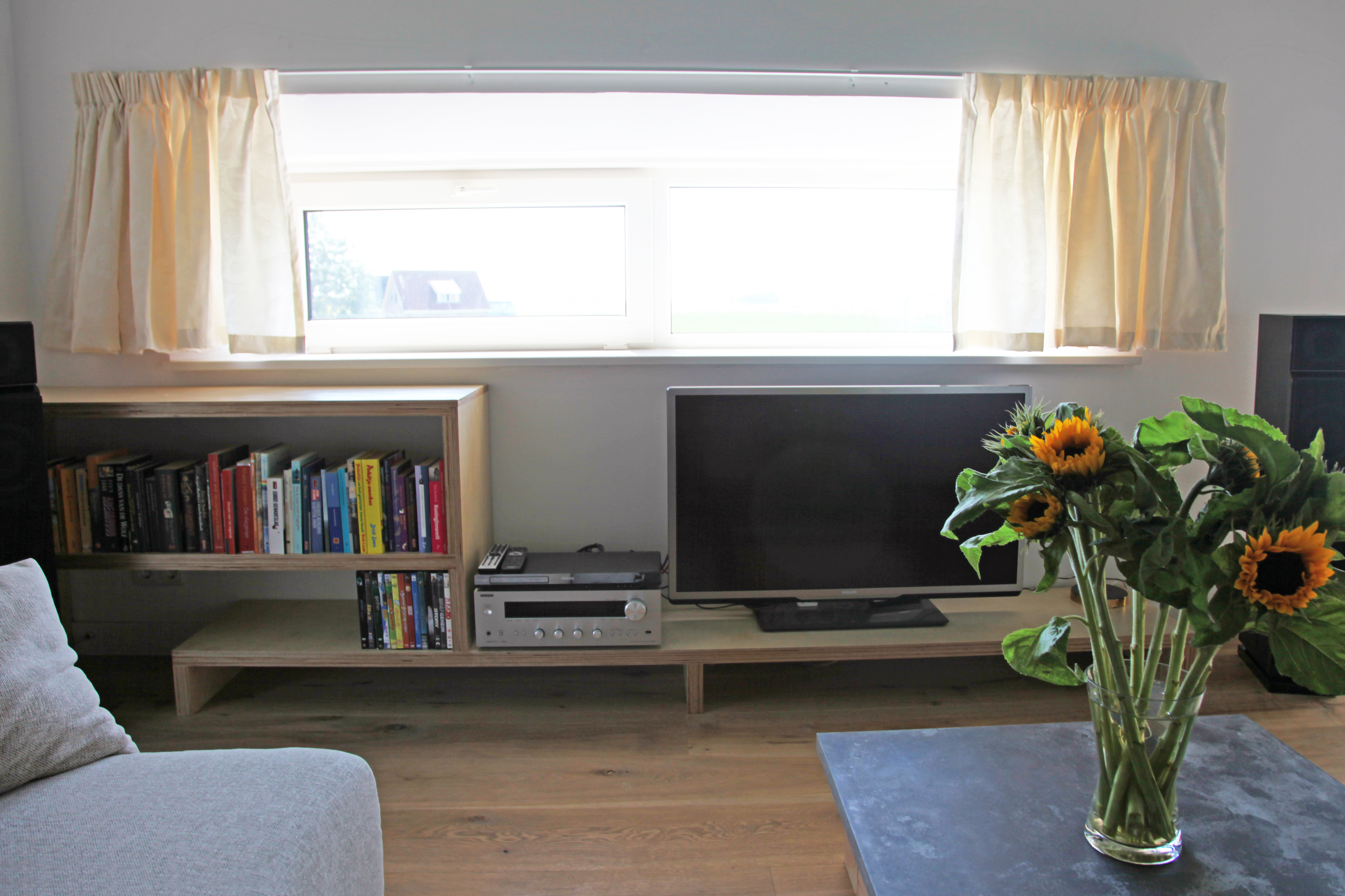 Rollstuhl-Urlaub: Die Sitzecke (mit Fernseher) im ersten Stock ist geräumig und ist wirklich ein „Zimmer mit Aussicht“.   - ievers yn Fryslân