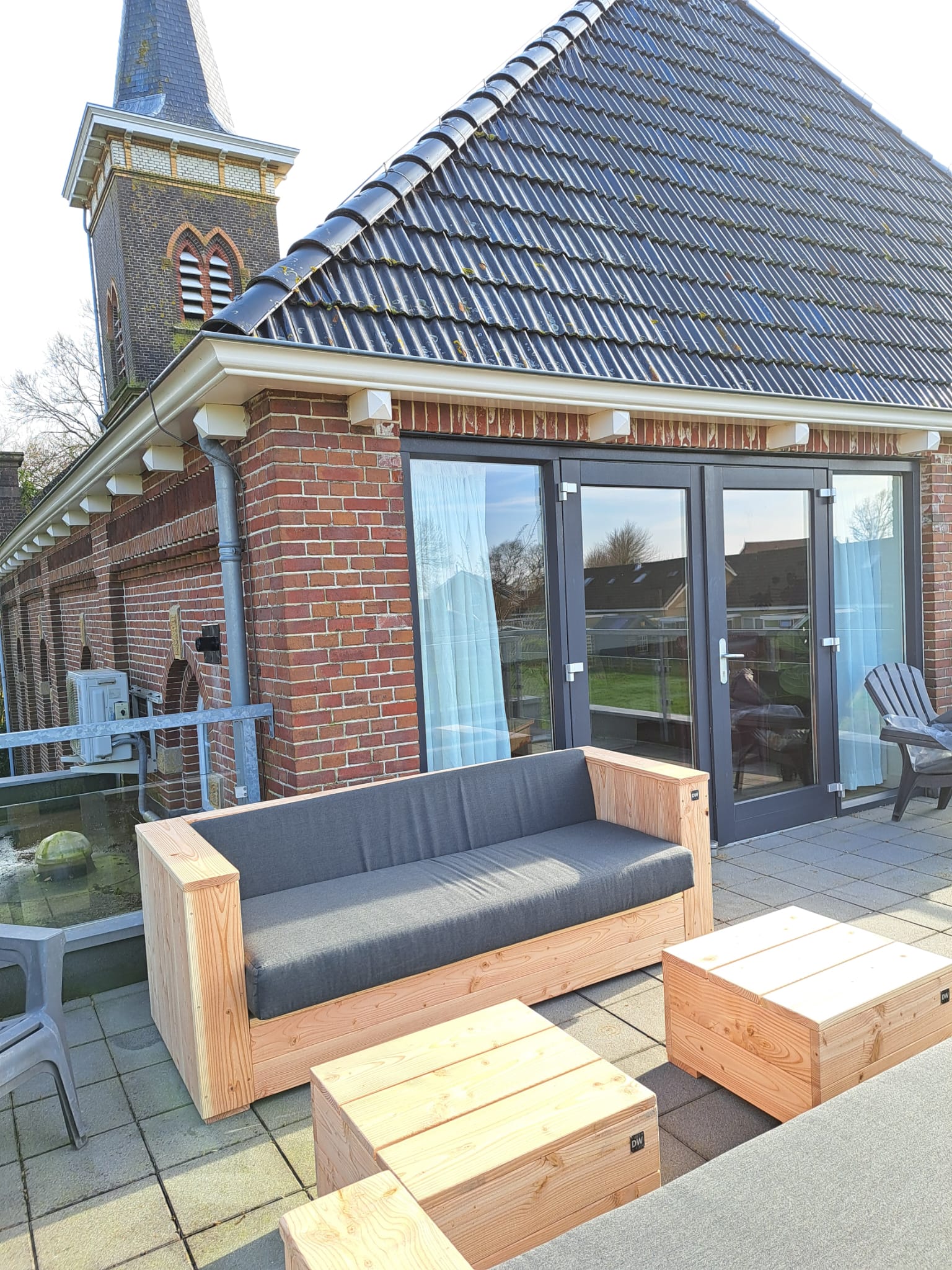 Rollstuhl-Urlaub: Der Windschatten der Kirche ist ein guter Ort, um sich aufzuhalten. Ein Glas Wein, ein Bier, ein Snack. Können Sie sich vorstellen, hier das gute Leben zu genießen? - ievers yn Fryslân