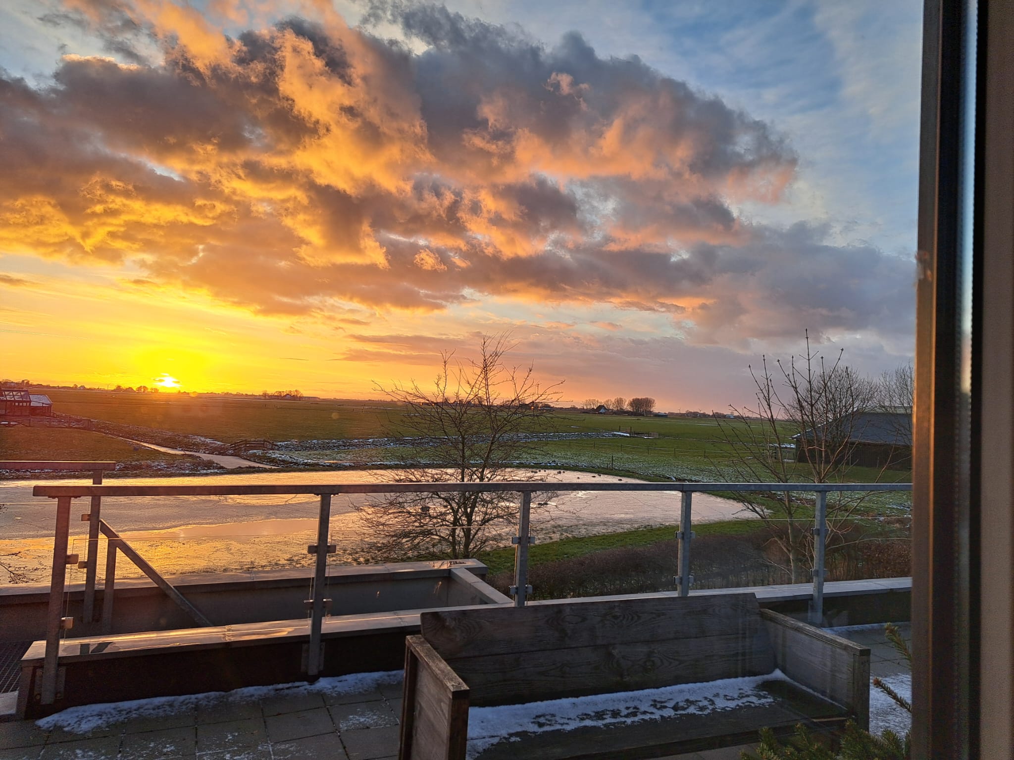 Rollstuhl-Urlaub: Ist es in Ihrem Urlaub kalt? Nehmen Sie Ihre Schlittschuhe mit, denn direkt hinter dem Haus wird es sehr gemütlich sein. Die Eisbahn ist dann geöffnet. 

Wenn Sie in einer anderen Jahreszeit kommen, werden Lämmer und Schafe Ihre Nachbarn sein. - ievers yn Fryslân