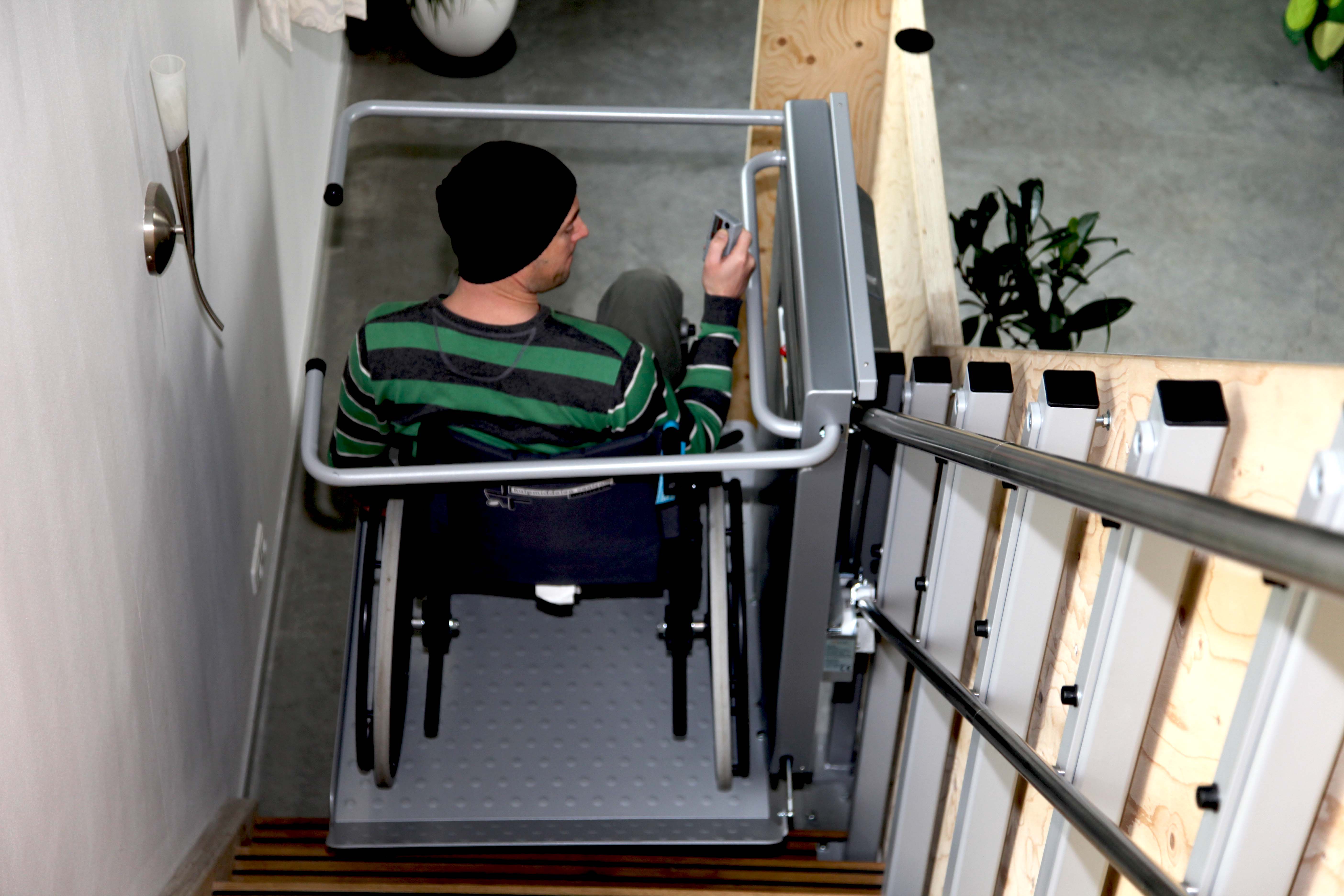 Rollstuhlgerechte Unterkunft - Um vom Wohnzimmer im Erdgeschoss zum Sitzbereich und zur Dachterrasse im ersten Stock zu gelangen, benutzen Sie den Aufzug. - ievers yn Fryslân