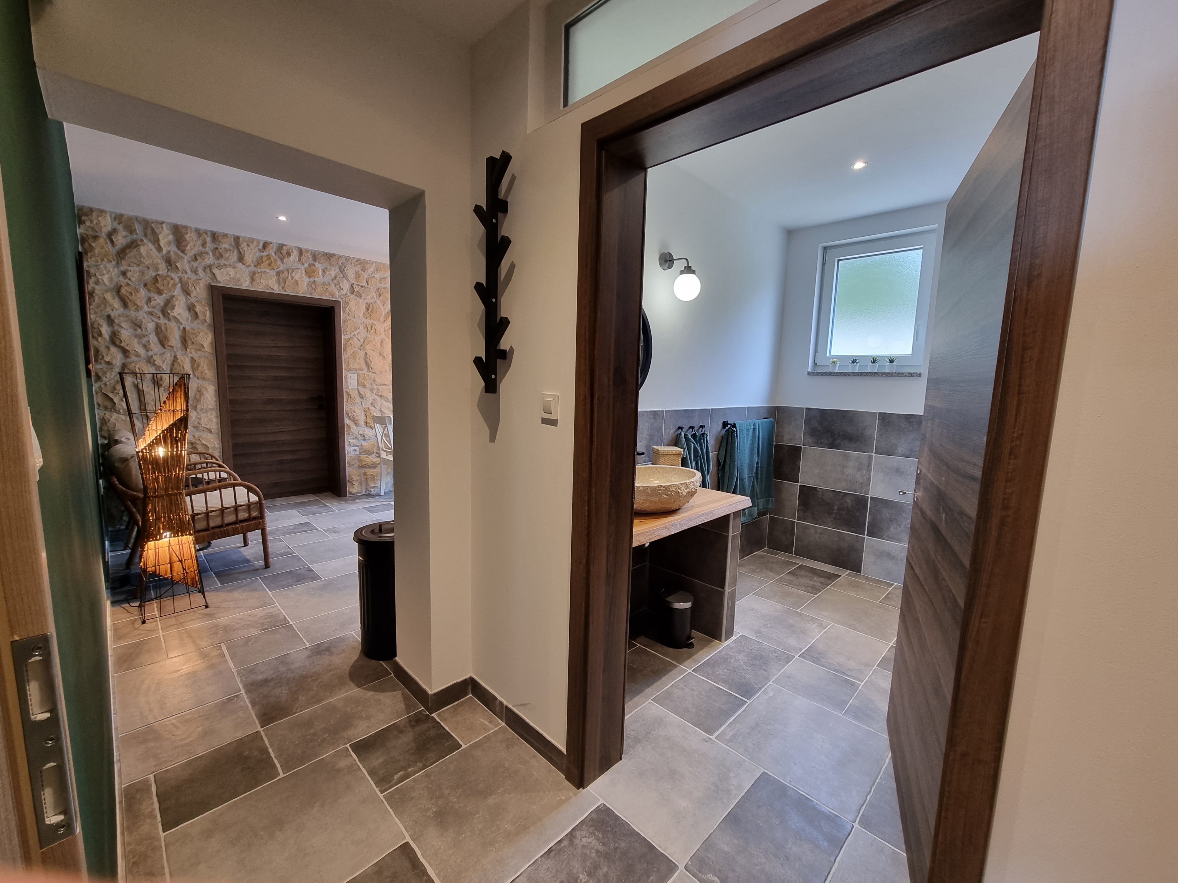 Rollstuhl-Urlaub: Durchgang Küche Bad - Villa Babalonija