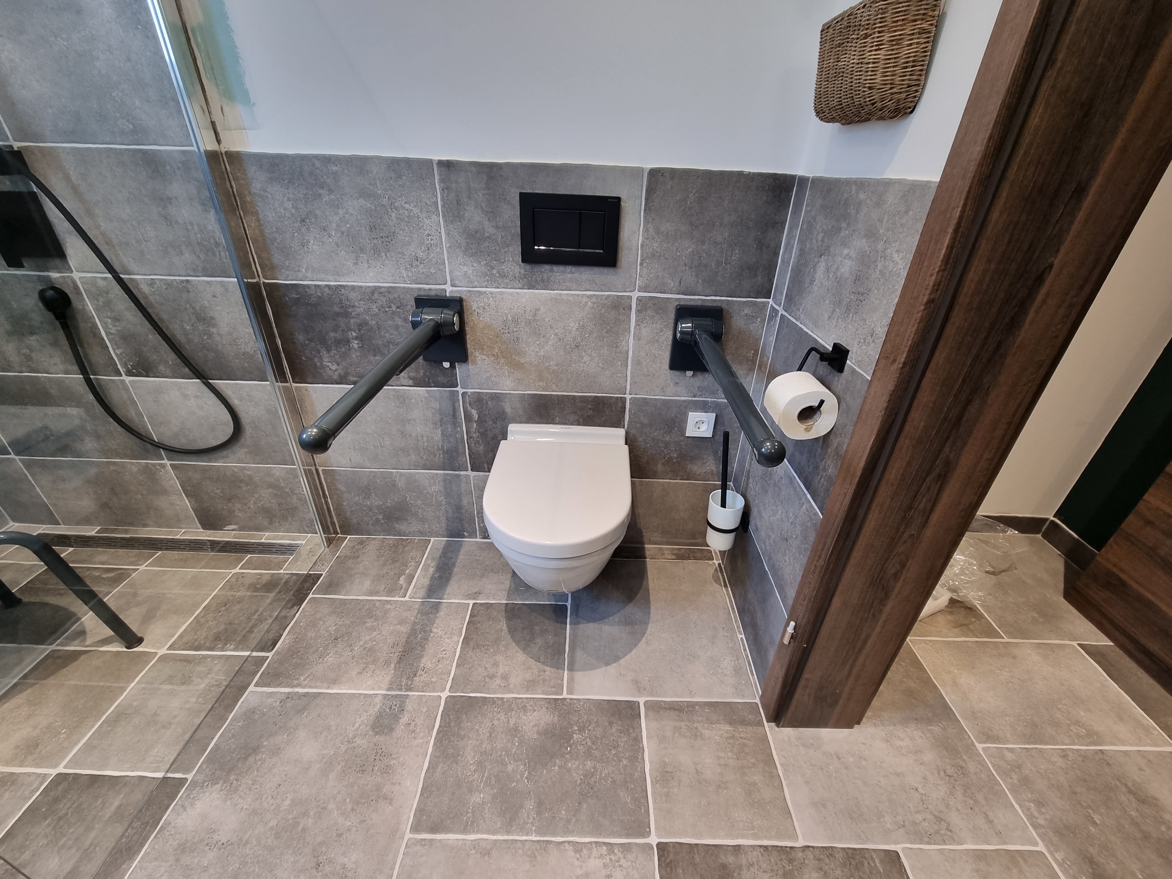 Rollstuhl-Urlaub: Badezimmer-WC - Villa Babalonija