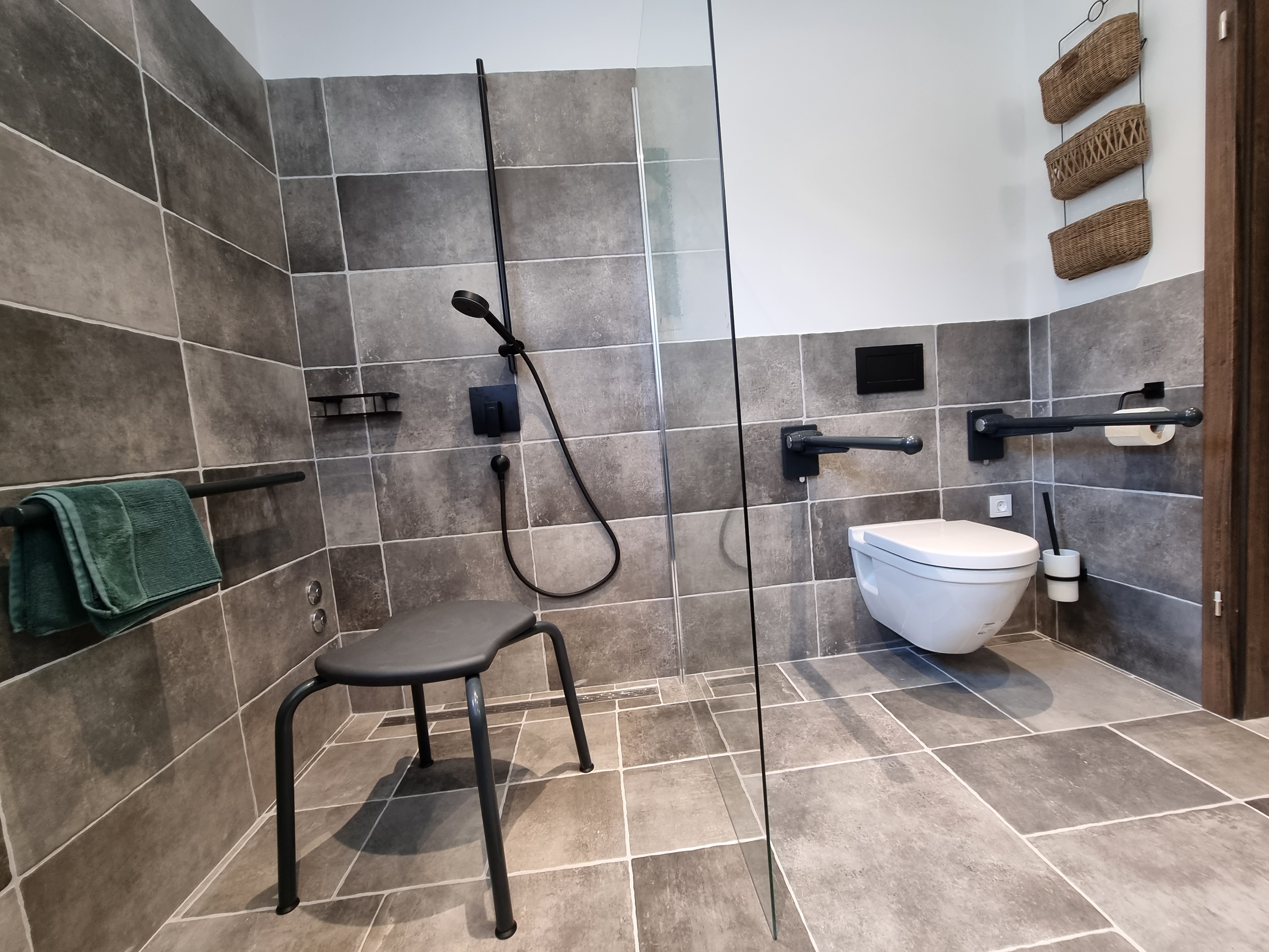 Rollstuhl-Urlaub: Badezimmer - Villa Babalonija