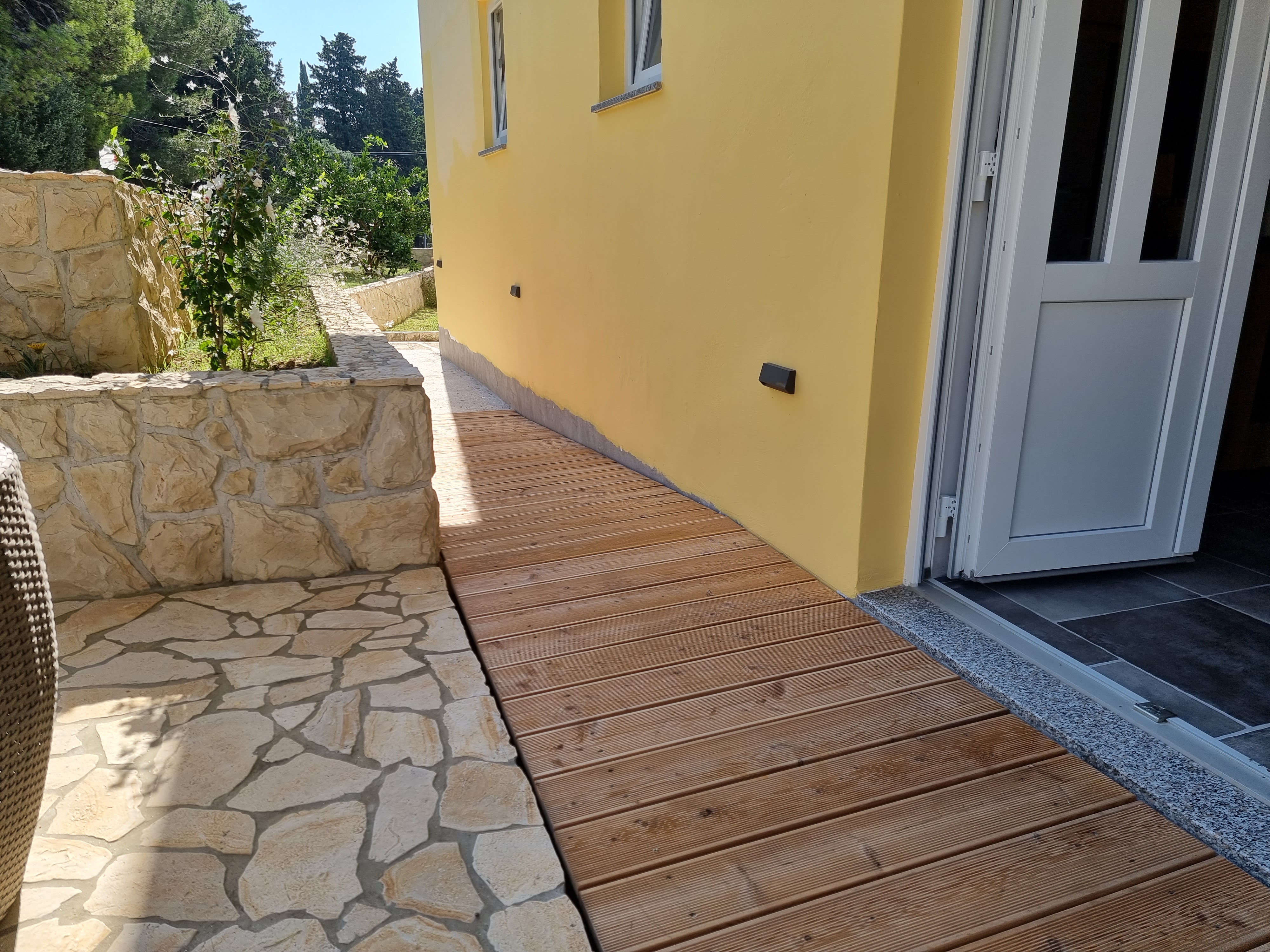 Rollstuhl-Urlaub: Außenbereich Rampe mit 5% Gefälle - Villa Babalonija