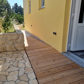 Rollstuhl-Urlaub: Außenbereich Rampe mit 5% Gefälle - Villa Babalonija