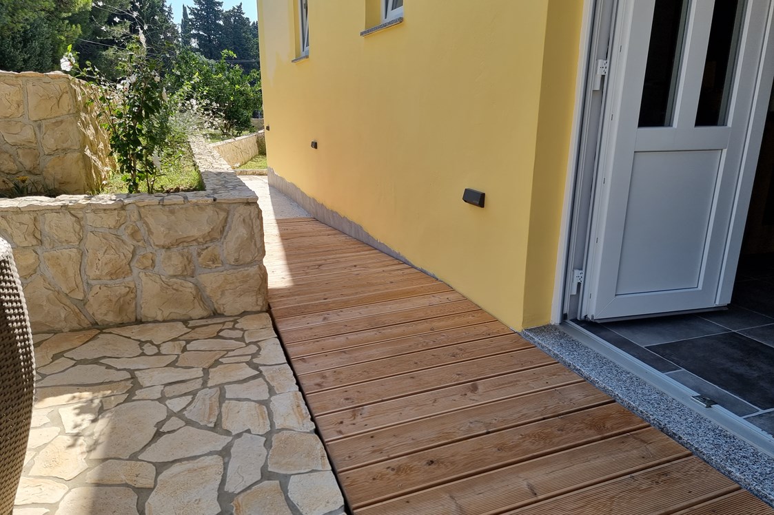 Rollstuhl-Urlaub: Außenbereich Rampe mit 5% Gefälle - Villa Babalonija