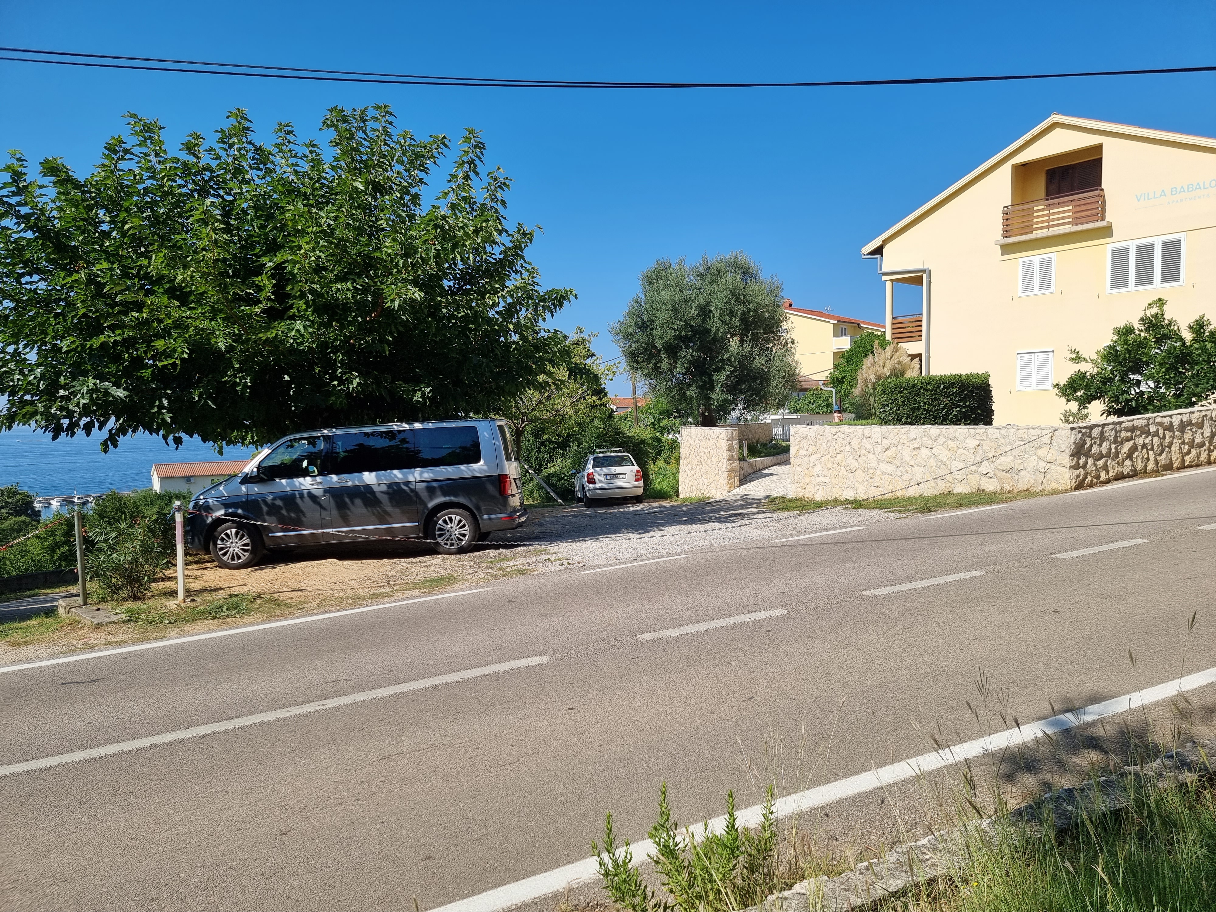 Rollstuhl-Urlaub: Parkplatz - Villa Babalonija