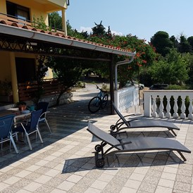 Rollstuhl-Urlaub: Gemeinschafts Terrasse - Villa Babalonija