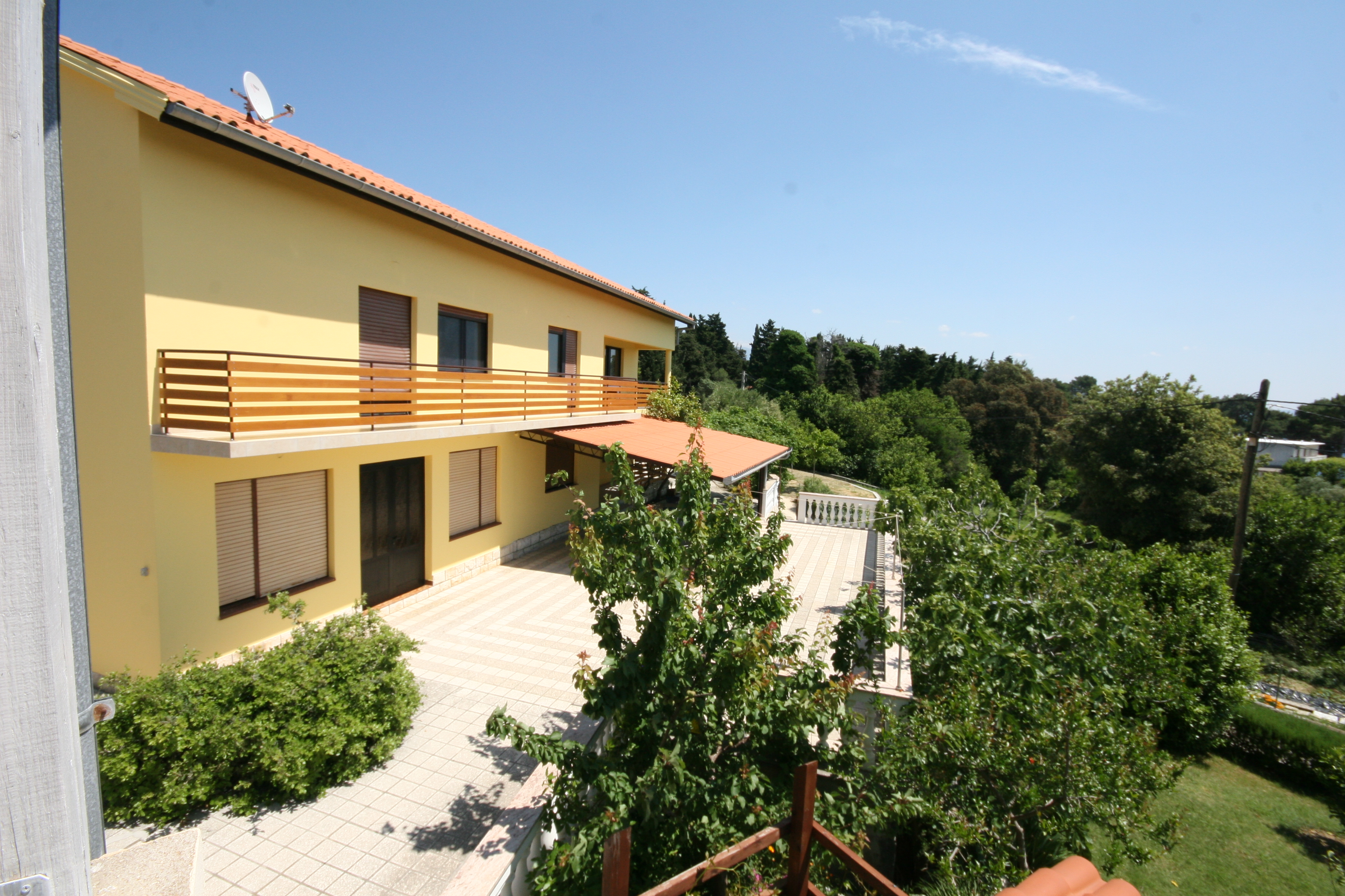 Rollstuhl-Urlaub: Blick auf das Haus - Gemeinschaftsterrasse - Villa Babalonija