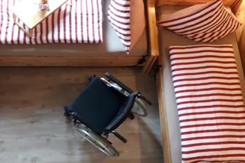 Rollstuhl-Urlaub: Schlafbereich mit einem tollen Hochbett. Betten mit  Einlegerahmen ausgestattet. - Ferienwohnungen "Käpt´n Udo"