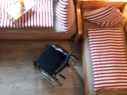 Rollstuhlgerechte Unterkunft - Unterkunftsart: Ferienhaus - Schlafbereich mit einem tollen Hochbett. Betten mit  Einlegerahmen ausgestattet. - Ferienwohnungen "Käpt´n Udo"