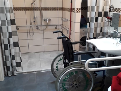 Rollstuhlgerechte Unterkunft - Unterkunftsart: Ferienhaus - Reelinghandlauf rund um die Dusche. 
Rutschsichere Fliesen verbaut.
Duschstuhl stellen wir kostenlos bereit. - Ferienwohnungen "Käpt´n Udo"