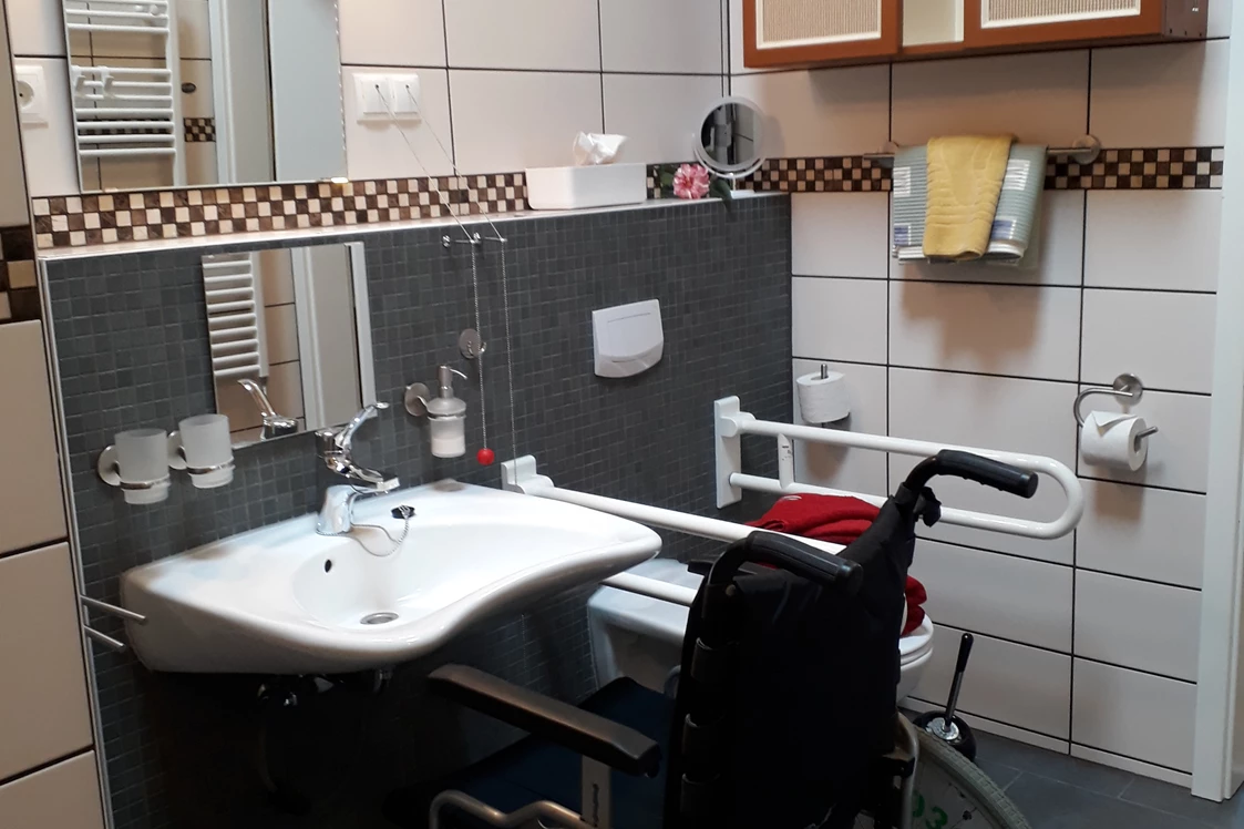 Rollstuhl-Urlaub: Extraspiegel über dem Waschtisch - Ferienwohnungen "Käpt´n Udo"
