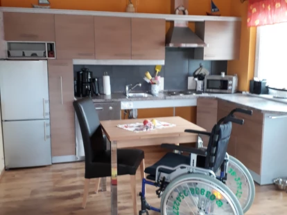 Rollstuhlgerechte Unterkunft - Unterkunftsart: Ferienhaus - Blick in die Küche. Kaffee/Tee gibt es bei Uns gratis. - Ferienwohnungen "Käpt´n Udo"