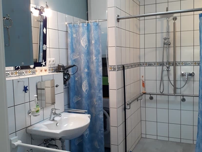Rollstuhlgerechte Unterkunft - Unterkunftsart: Ferienhaus - Reelinghandlauf rund um die Dusche. 
Rutschsichere Fliesen verbaut.
Duschstuhl stellen wir kostenlos bereit. - Ferienwohnungen "Käpt´n Udo"