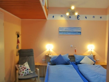 Rollstuhlgerechte Unterkunft - Unterkunftsart: Ferienhaus - Schlafbereich mit einem tollen Hochbett. - Ferienwohnungen "Käpt´n Udo"