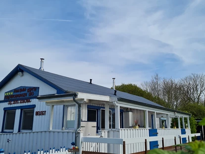 Rollstuhlgerechte Unterkunft - Unterkunftsart: Ferienhaus - Ansicht FeWo 1 (Rolli) und FeWo 2 (Barrierefrei)
- mit großer überdachter Terrasse 
- Ganzjährig nutzbar - Ferienwohnungen "Käpt´n Udo"