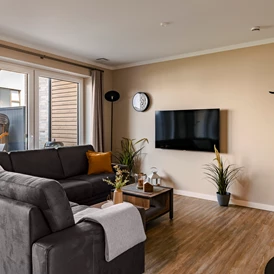 Rollstuhl-Urlaub: geräumiges Wohnzimmer mit Smart-TV im Erdgeschoss - Haus Fichte