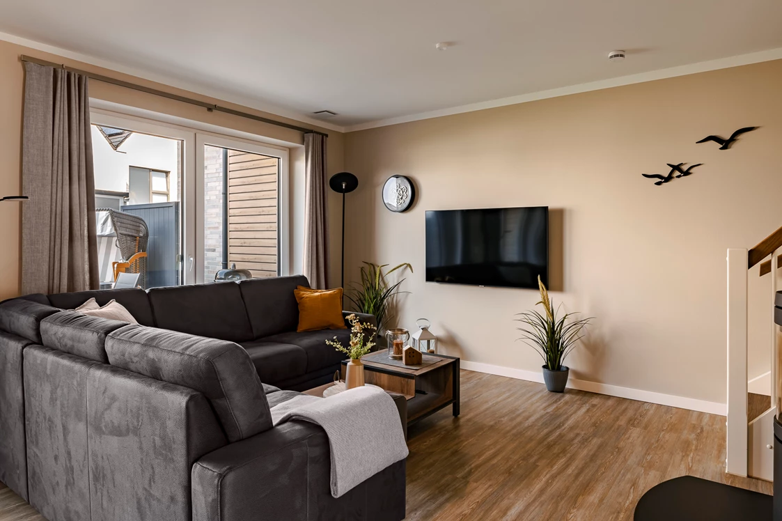 Rollstuhl-Urlaub: geräumiges Wohnzimmer mit Smart-TV im Erdgeschoss - Haus Fichte