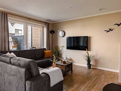 Rollstuhlgerechte Unterkunft - Unterkunftsart: Ferienhaus - geräumiges Wohnzimmer mit Smart-TV im Erdgeschoss - Haus Fichte