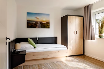 Rollstuhl-Urlaub: Schlafzimmer 1 im Erdgeschoss mit Pflegebett 90x200cm (elektrisch verstellbar) - Haus Fichte
