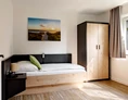 Rollstuhl-Urlaub: Schlafzimmer 1 im Erdgeschoss mit Pflegebett 90x200cm (elektrisch verstellbar) - Haus Fichte