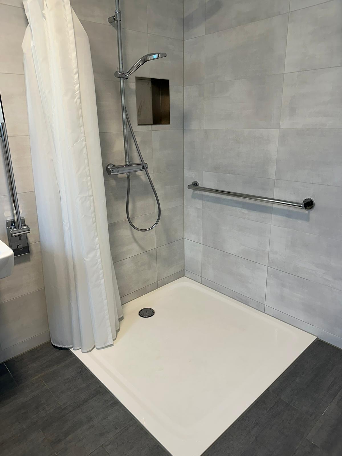 Rollstuhl-Urlaub: befahrbare, ebenerdige Dusche (120x120cm) mit Duschstange - Haus Fichte