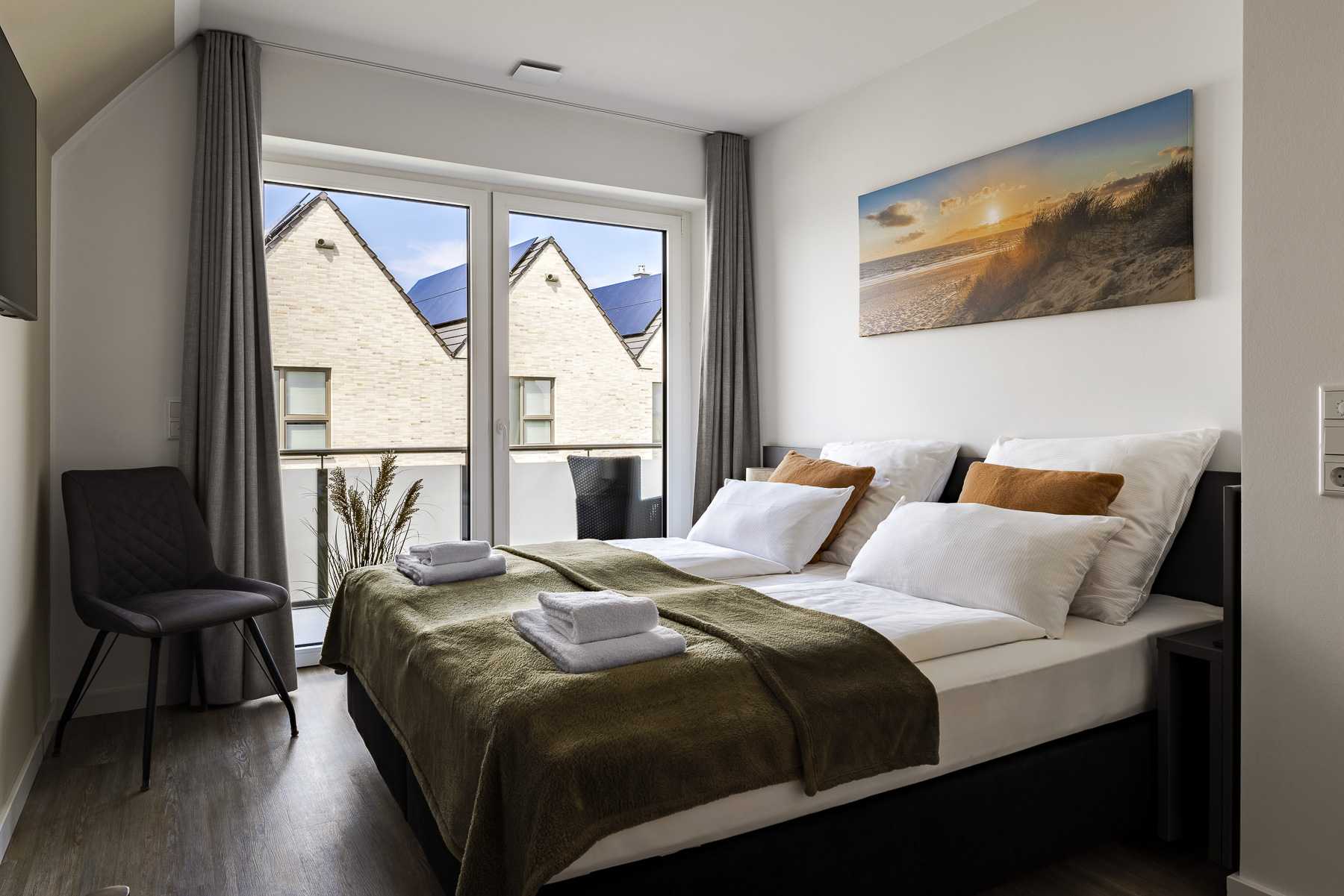 Rollstuhl-Urlaub: Schlafzimmer 2 im Obergeschoss mit 180x200cm Bett, Kleiderschrank, Kommode, Smart-TV, Zugang zum Balkon - Haus Fichte