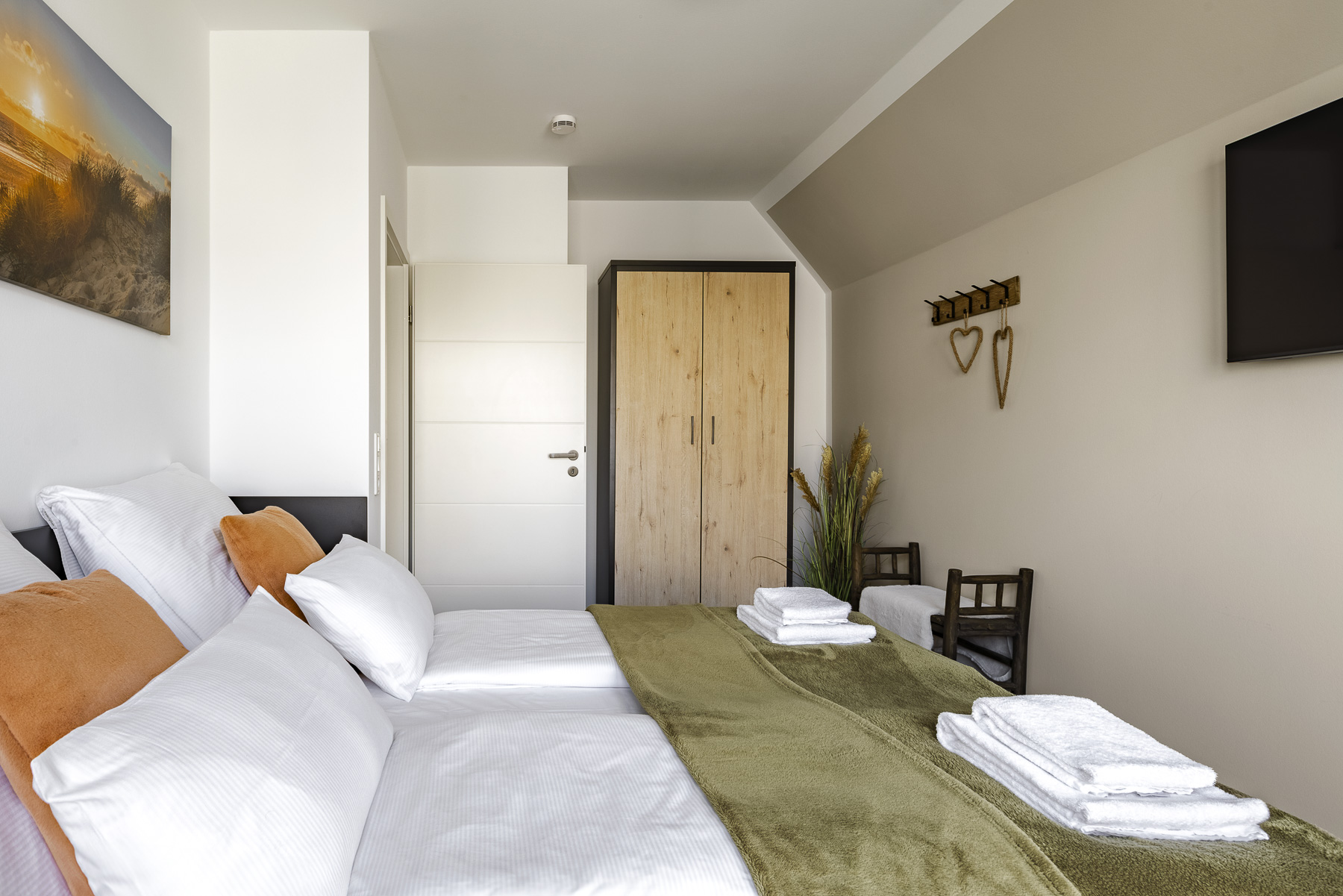 Rollstuhl-Urlaub: Schlafzimmer 2 im Obergeschoss mit 180x200cm Bett, Kleiderschrank, Kommode, Smart-TV, Zugang zum Balkon - Haus Fichte