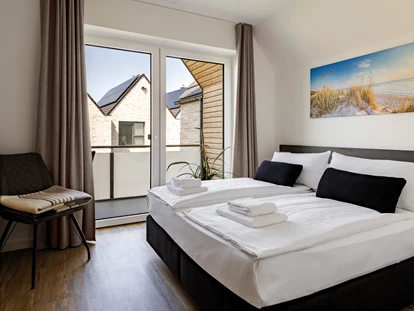 Rollstuhlgerechte Unterkunft - Unterkunftsart: Ferienhaus - Schlafzimmer 3 im Obergeschoss mit 180x200cm Bett, Kleiderschrank, Kommode, Smart-TV, Zugang zum Balkon - Haus Fichte