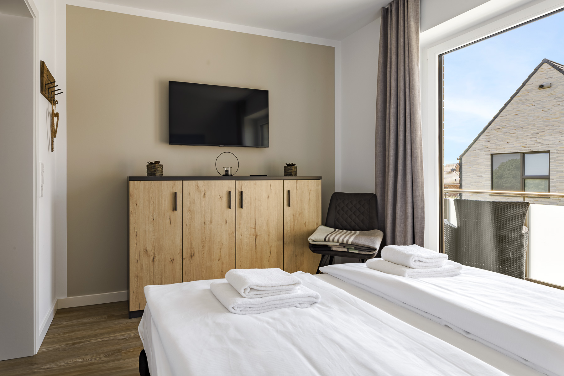 Rollstuhl-Urlaub: Schlafzimmer 3 im Obergeschoss mit 180x200cm Bett, Kleiderschrank, Kommode, Smart-TV, Zugang zum Balkon - Haus Fichte