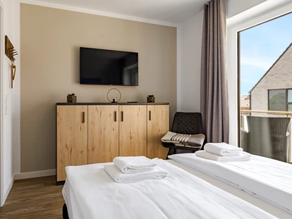 Rollstuhlgerechte Unterkunft - Unterkunftsart: Ferienhaus - Schlafzimmer 3 im Obergeschoss mit 180x200cm Bett, Kleiderschrank, Kommode, Smart-TV, Zugang zum Balkon - Haus Fichte