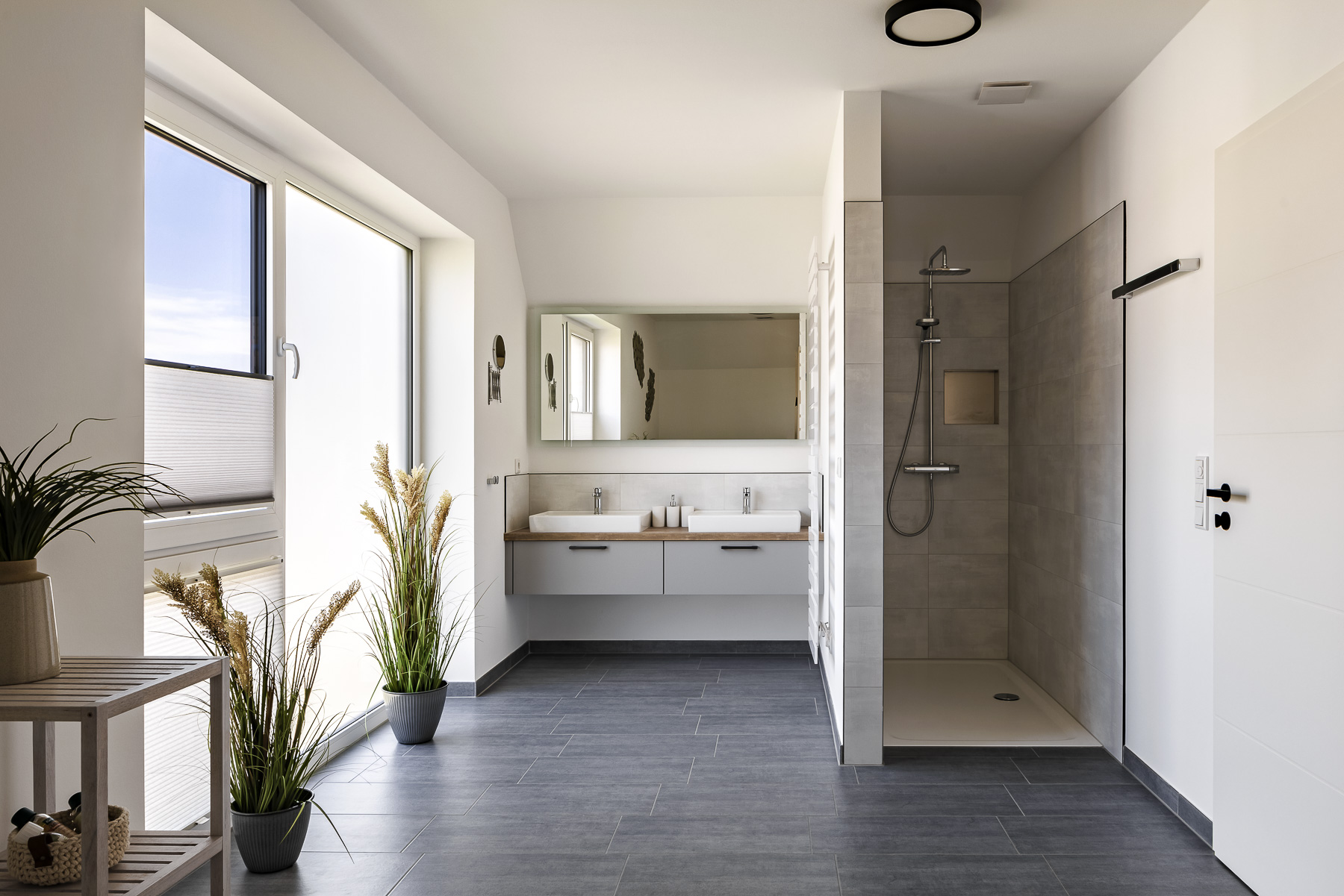 Rollstuhl-Urlaub: Vollbad mit zwei Waschbecken, Dusche, Badewanne und Sauna - Haus Fichte