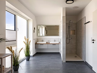Rollstuhlgerechte Unterkunft - Unterkunftsart: Ferienhaus - Vollbad mit zwei Waschbecken, Dusche, Badewanne und Sauna - Haus Fichte
